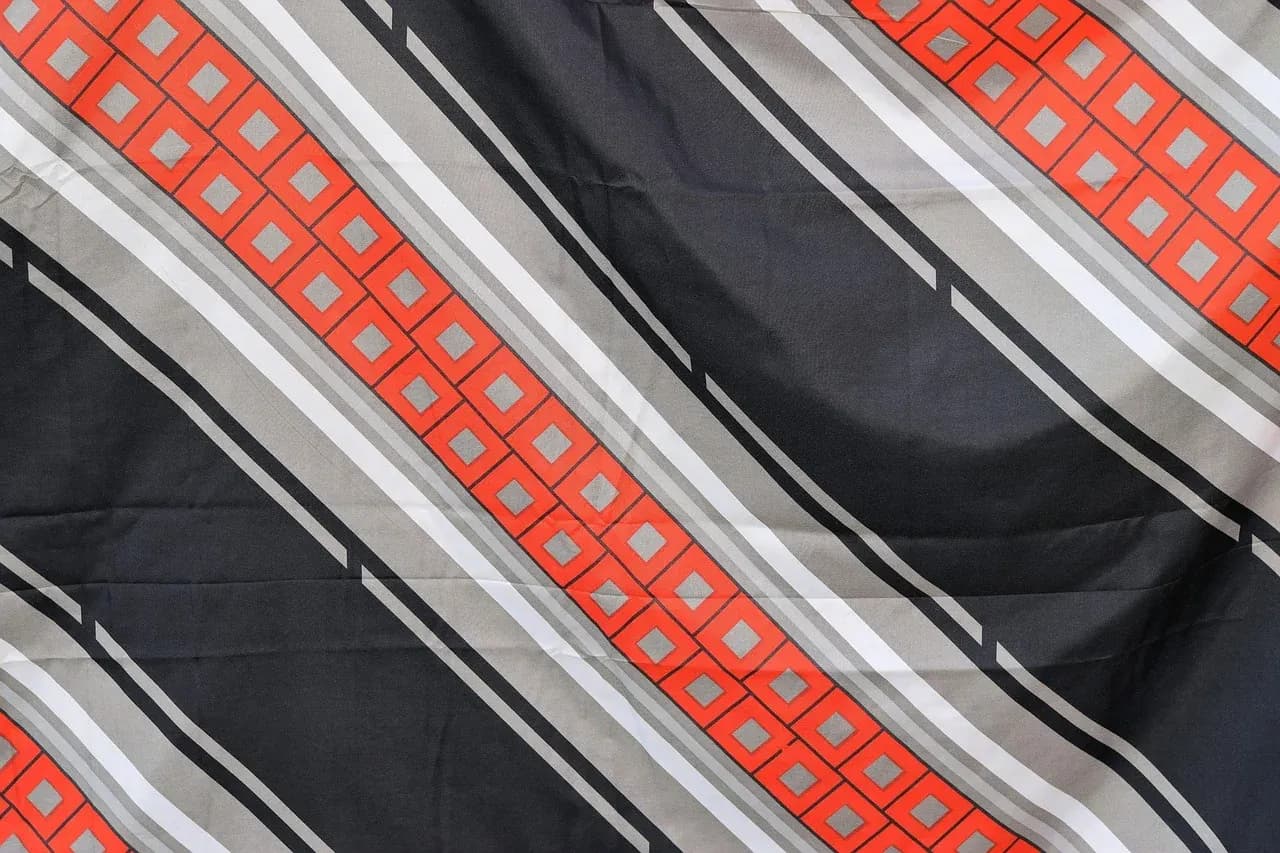 Bed linen with a black, grey and red geometric pattern