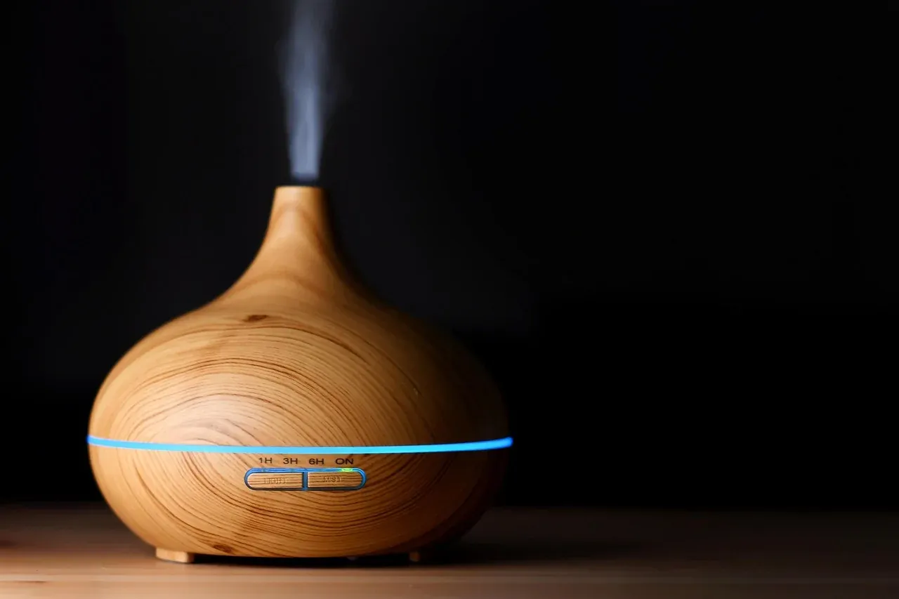 Small wood-effect diffuser with a blue light and rising mist